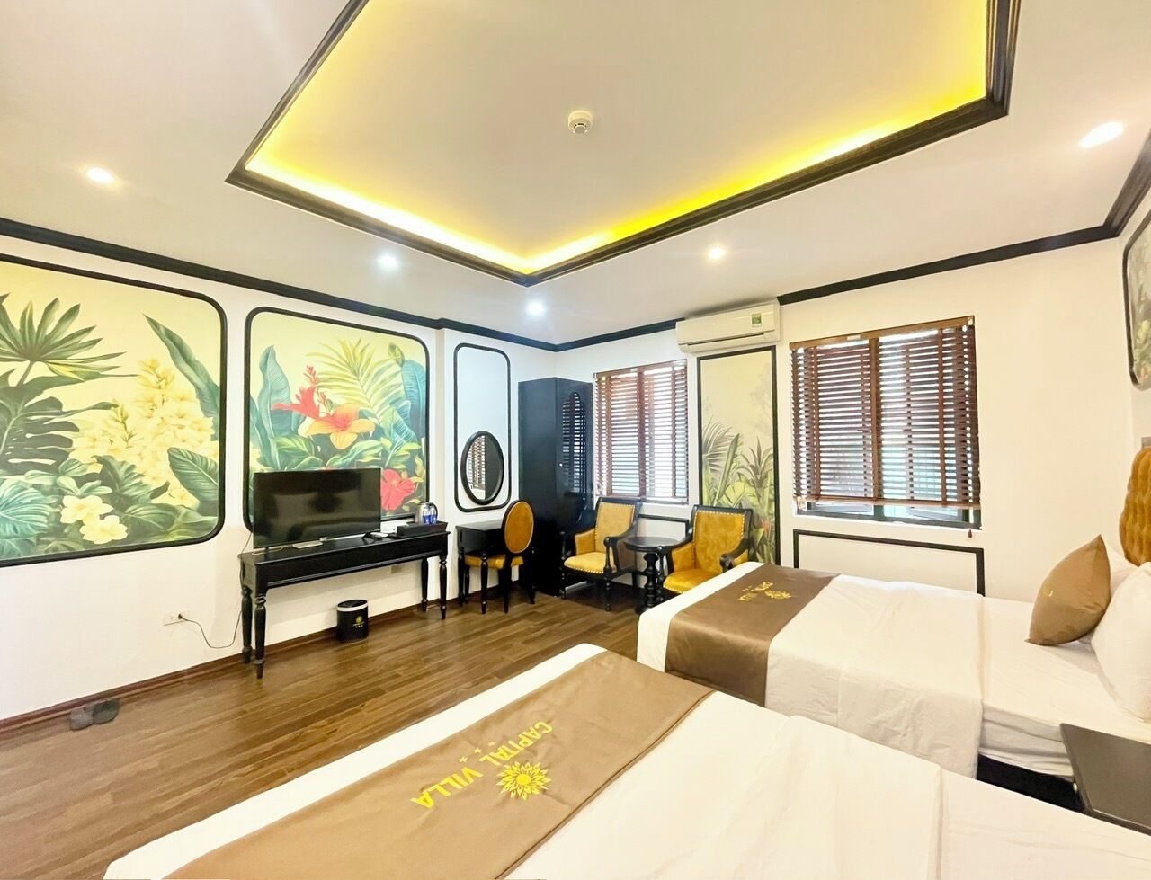 Quarto quádruplo superluxo | Escrivaninha, quartos à prova de som, ferros/tábuas de passar roupa