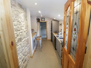 Dishwasher, cookware/dishes/utensils - Kate's Cottage (Ballintober)