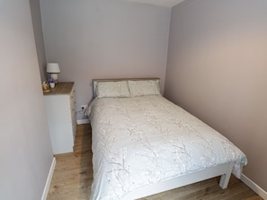 2 quartos, individualmente decorados, individualmente mobiliados