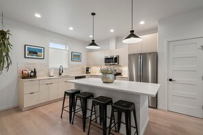 Fridge, microwave, oven, stovetop - Air-Conditioning, Monthly Discount, Pet Friendly! (Durango)