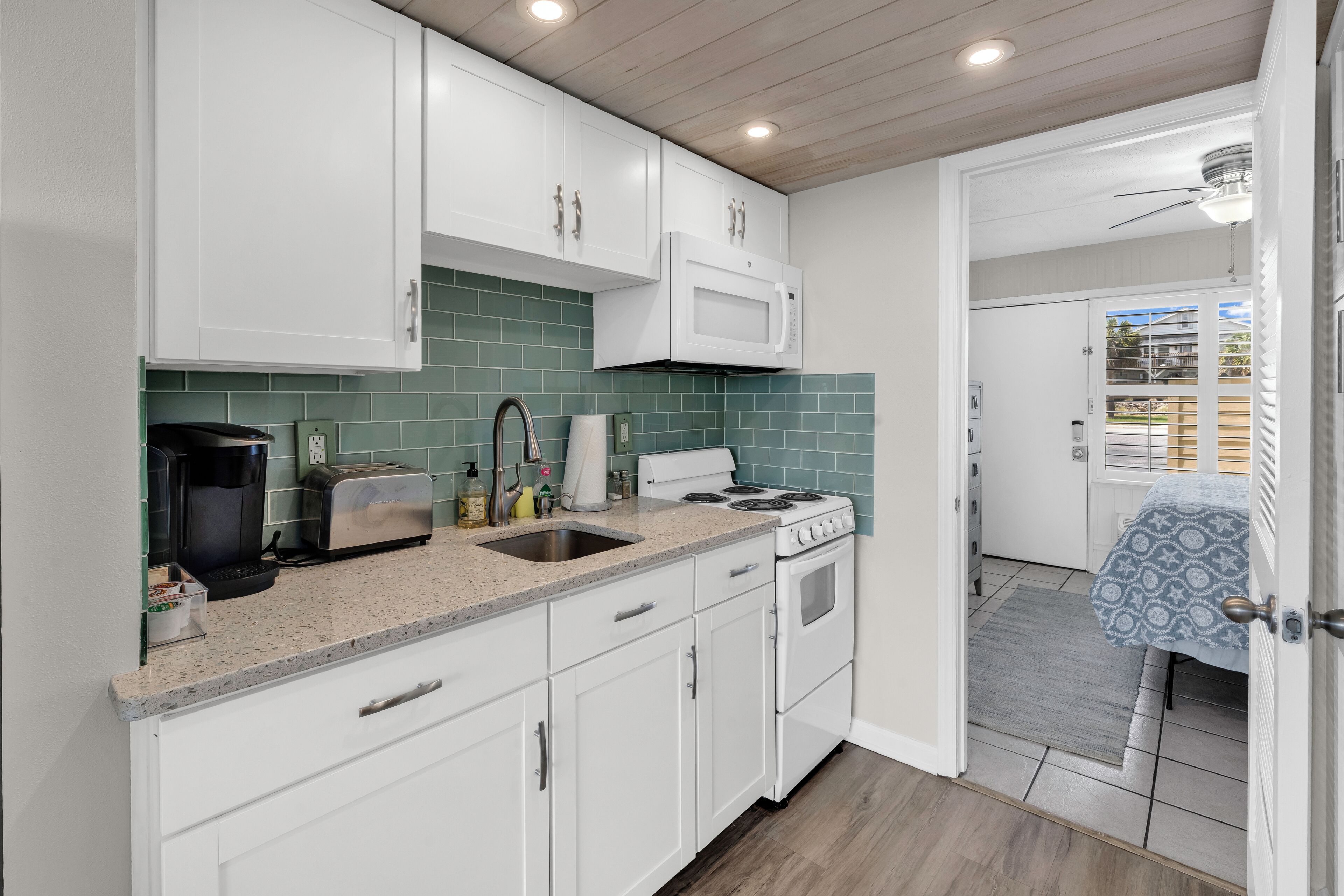 Signature Condo, 1 Bedroom, Balcony, Ocean View | Private kitchen | Fridge, microwave, oven, stovetop