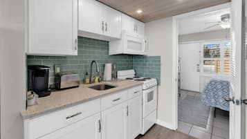 Signature Condo, 1 Bedroom, Balcony, Ocean View | Private kitchen | Fridge, microwave, oven, stovetop