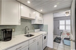 Condo Prestigio, 1 habitación, balcón, vista al océano | Cocina privada | Refrigerador, microondas, horno y parrilla de estufa