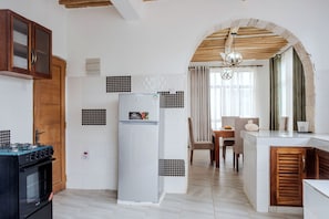 Geladeira, micro-ondas, fogão, cooktop
