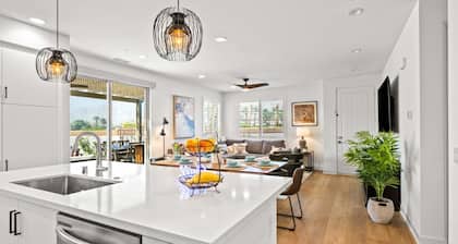 Desert Isle, Walk to Stadium Course, MTN Views!