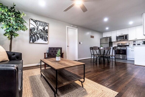 Interior - Cozy 1BR Near Downtown w/ Wi-Fi & Free Parking (Houston)
