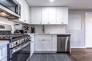 Fridge, microwave, oven, stovetop - Cozy 1BR Near Downtown w/ Wi-Fi & Free Parking (Houston)