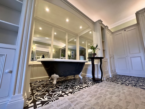 Special Celebration Country House. 4 acre grounds. Pet Friendly!