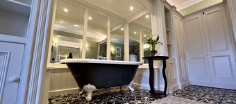 Special Celebration Country House. 4 acre grounds. Pet Friendly!