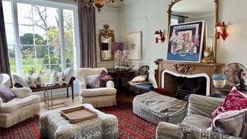 Smart TV, fireplace, books, video library