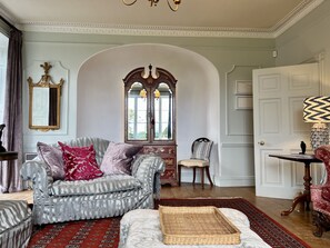 تلفزيون ذكي، مدفأة، كُتُب، مكتبة فيديو