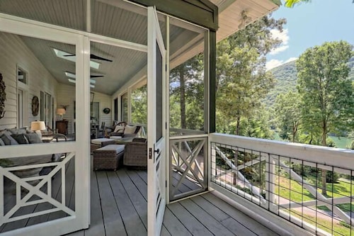Steps to Anchorage Marina! Private Burton Retreat!