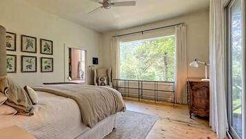 3 bedrooms, desk, iron/ironing board, free WiFi