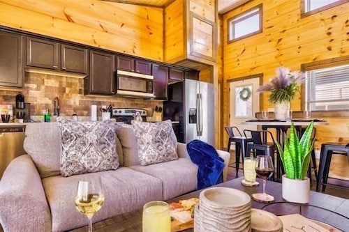Fall Dollywood Magic! HotTub, Arcade, Game Room, Dog OK, 2 Suites, A+ location
