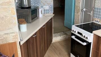 Jääkaappi, mikroaaltouuni, uuni, liesi