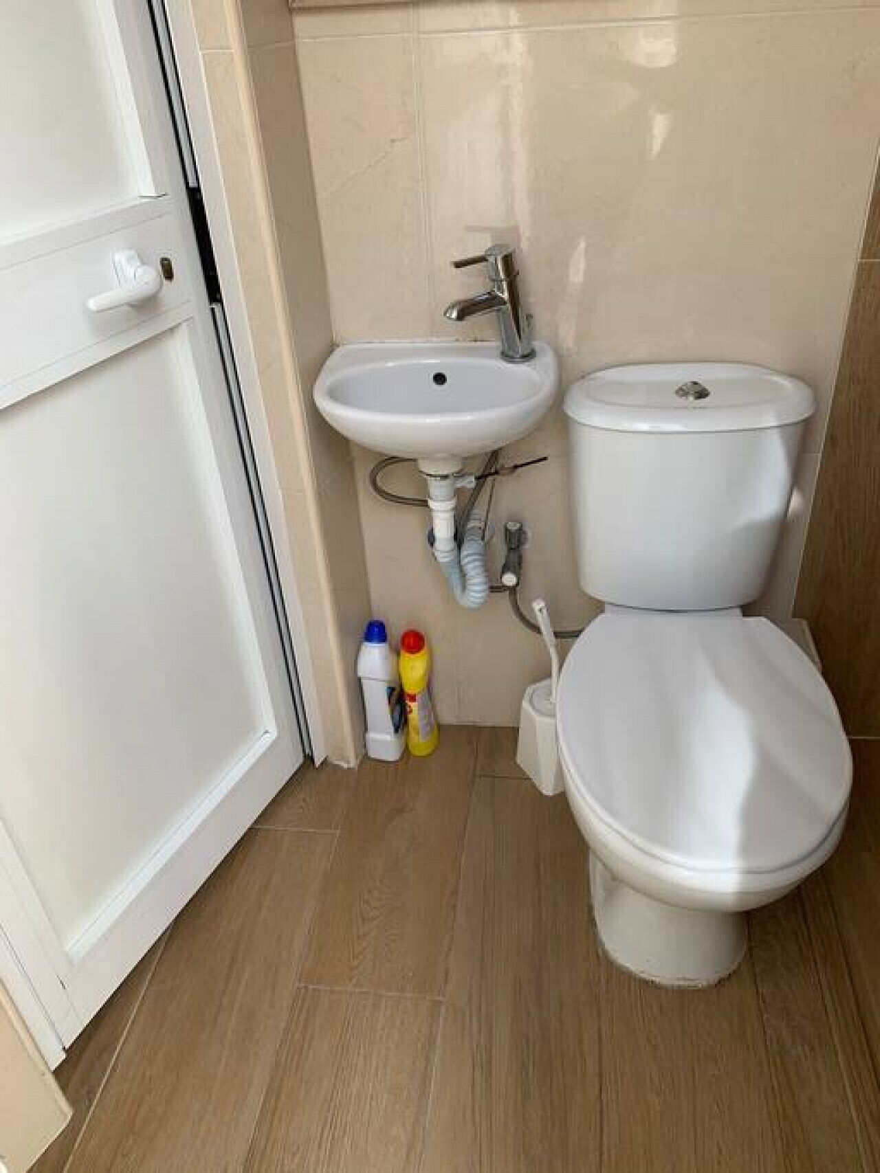 Toalettartikler (inkludert), hårføner, håndklær og toalettpapir