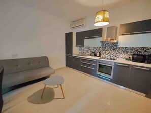 Frigorífico, microondas, horno y placa de cocina