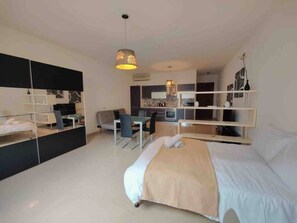 1 chambre, bureau, fer et planche à repasser, accès au Wi-Fi (inclus)