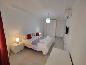 1 habitación, tabla de planchar con plancha, wifi gratis y ropa de cama