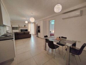 Eine moderne Wohnung mit Küche, Essbereich und Wohnzimmer.