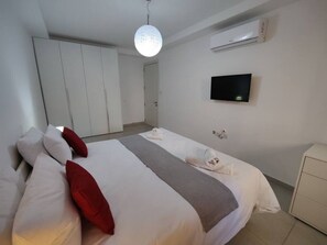 1 bedroom, iron/ironing board, free WiFi, bed sheets - The Perfect place 2 bedroom apartment very central (Il-Gzira)
