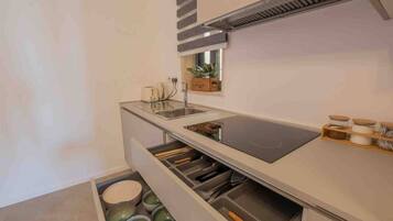 Kühlschrank, Mikrowelle, Ofen, Herdplatte