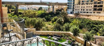 The Valley Room 6 with parking on premises