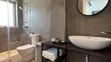 Gratis toiletartikelen, een haardroger, handdoeken