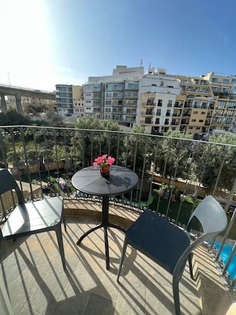 Outdoor dining. The Valley Room 6 with parking on premises