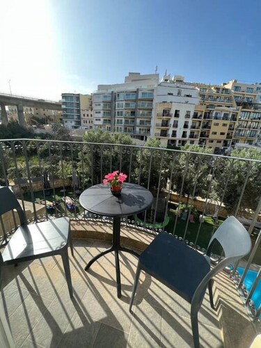 The Valley Room 6 with parking on premises