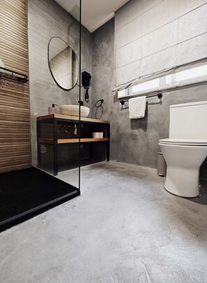 Sèche-cheveux, serviettes fournies