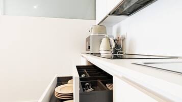 冷蔵庫、電子レンジ、オーブン、コンロ