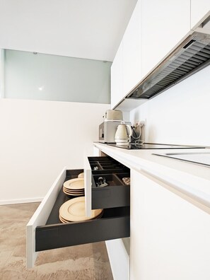 Een koelkast, een microgolfoven, een oven, een kookplaat