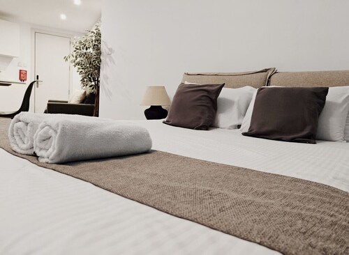 Wanderlust  - designer finished studio apartment