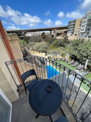 Outdoor dining - The Valley Room 7  condo with  parking on premises (Saint Julian's)