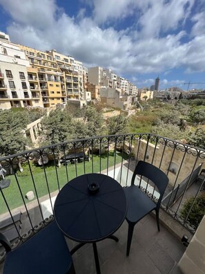 Outdoor dining - The Valley Room 7 condo with parking on premises (Saint Julian's)