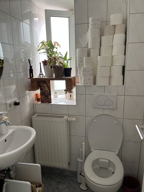 Doccia, asciugacapelli, asciugamani, sapone
