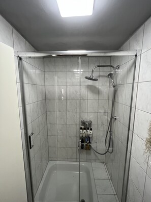 Dusche, Haartrockner, Handtücher, Seife