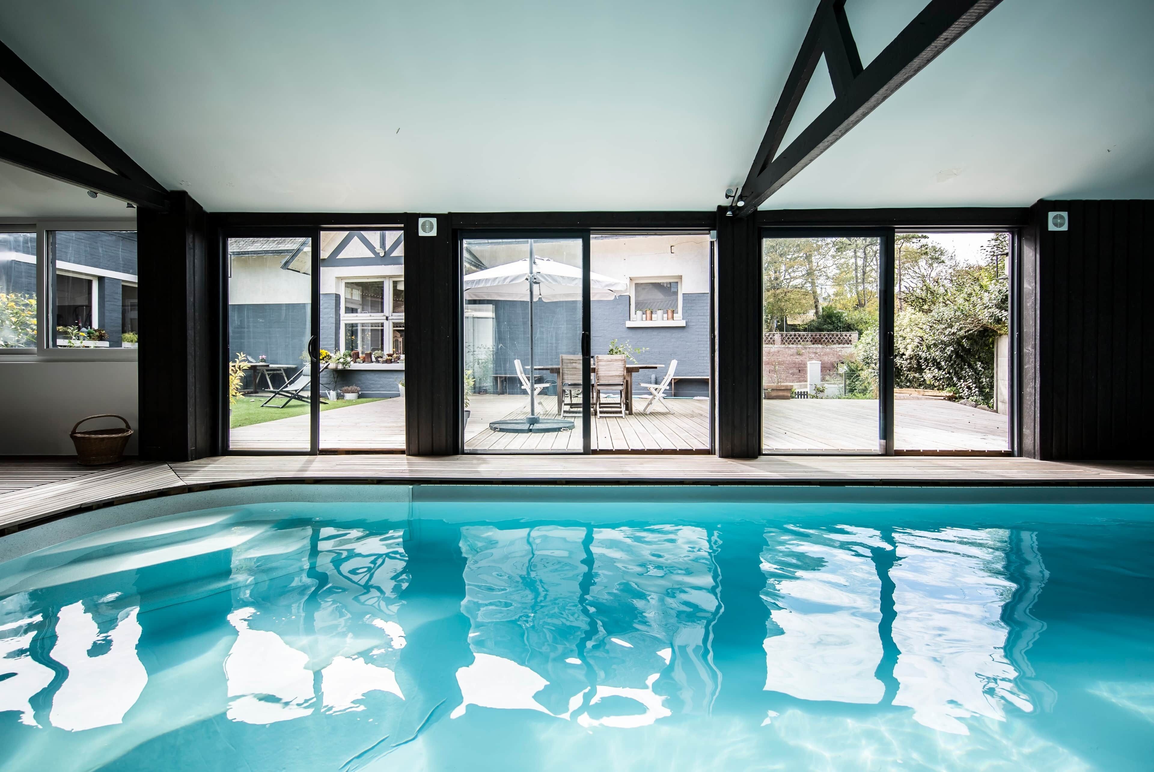 Una piscina cubierta