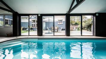 Una piscina cubierta