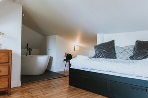 2 slaapkamers, een strijkplank/strijkijzer, reisbedje, wifi