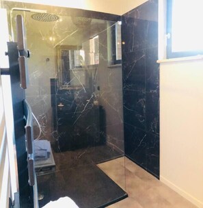 Bathtub, hair dryer, towels - Bel Air, Accès Piscine - Jacuzzi Privé - Terrasse (Criel-sur-Mer)