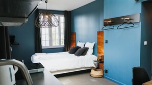 Une chambre à coucher moderne avec un lit, un bureau et une chaise.