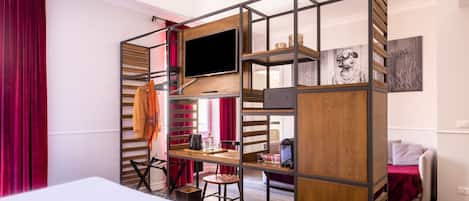 Superior Room | Minibar, in-room safe, desk, laptop workspace