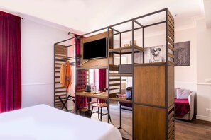 Superior-huone | Minibaari, tallelokero huoneessa, työpöytä