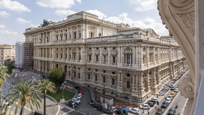 Un edificio grande e histórico con arquitectura clásica, que cuenta con varios niveles y un patio central.