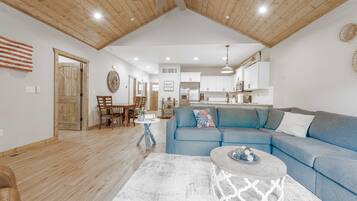 Een smart-tv, een open haard en boeken