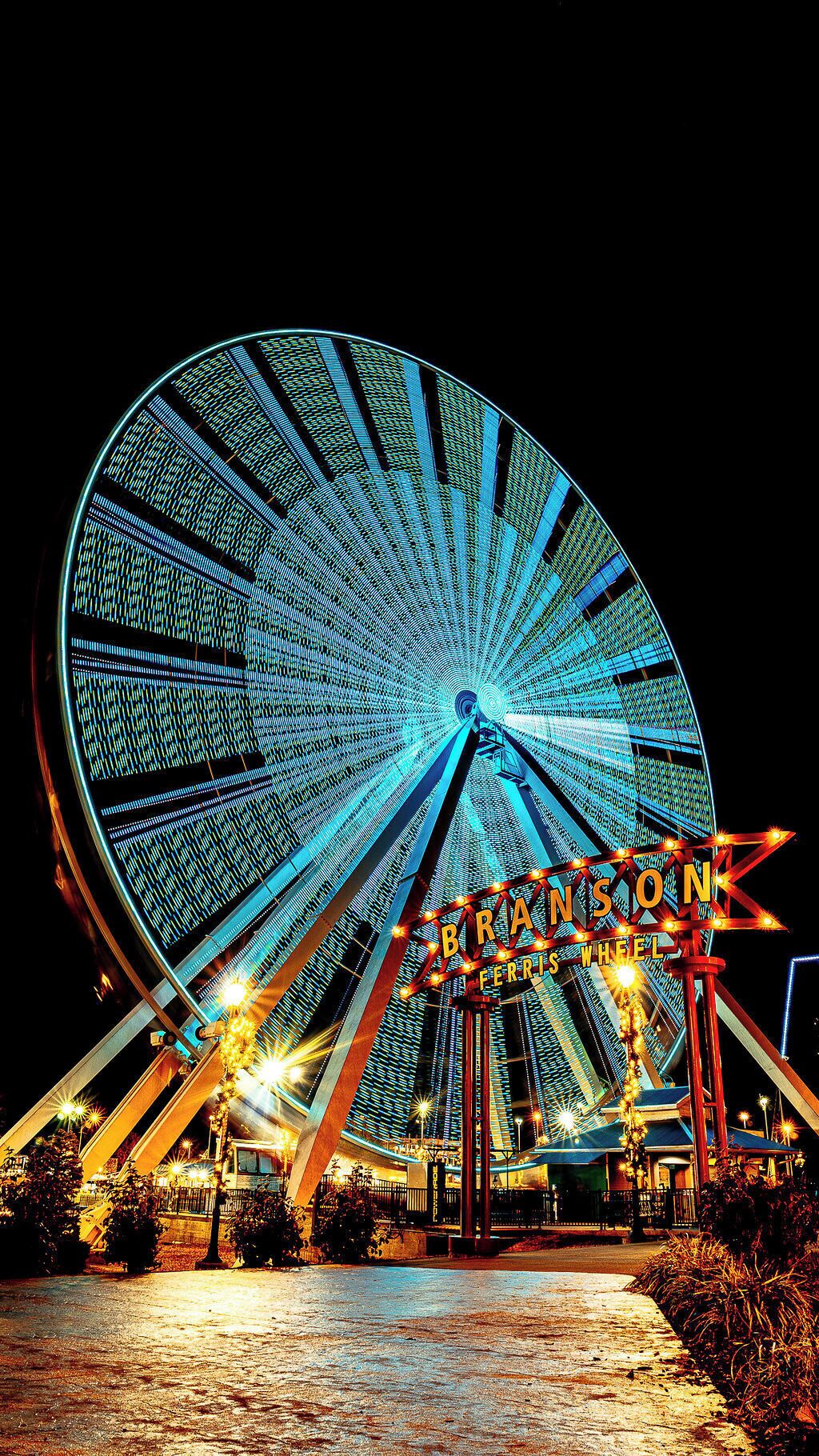 Een groot reuzenrad met een bord waarop 'BRANSON FERRIS WHEEL' staat.