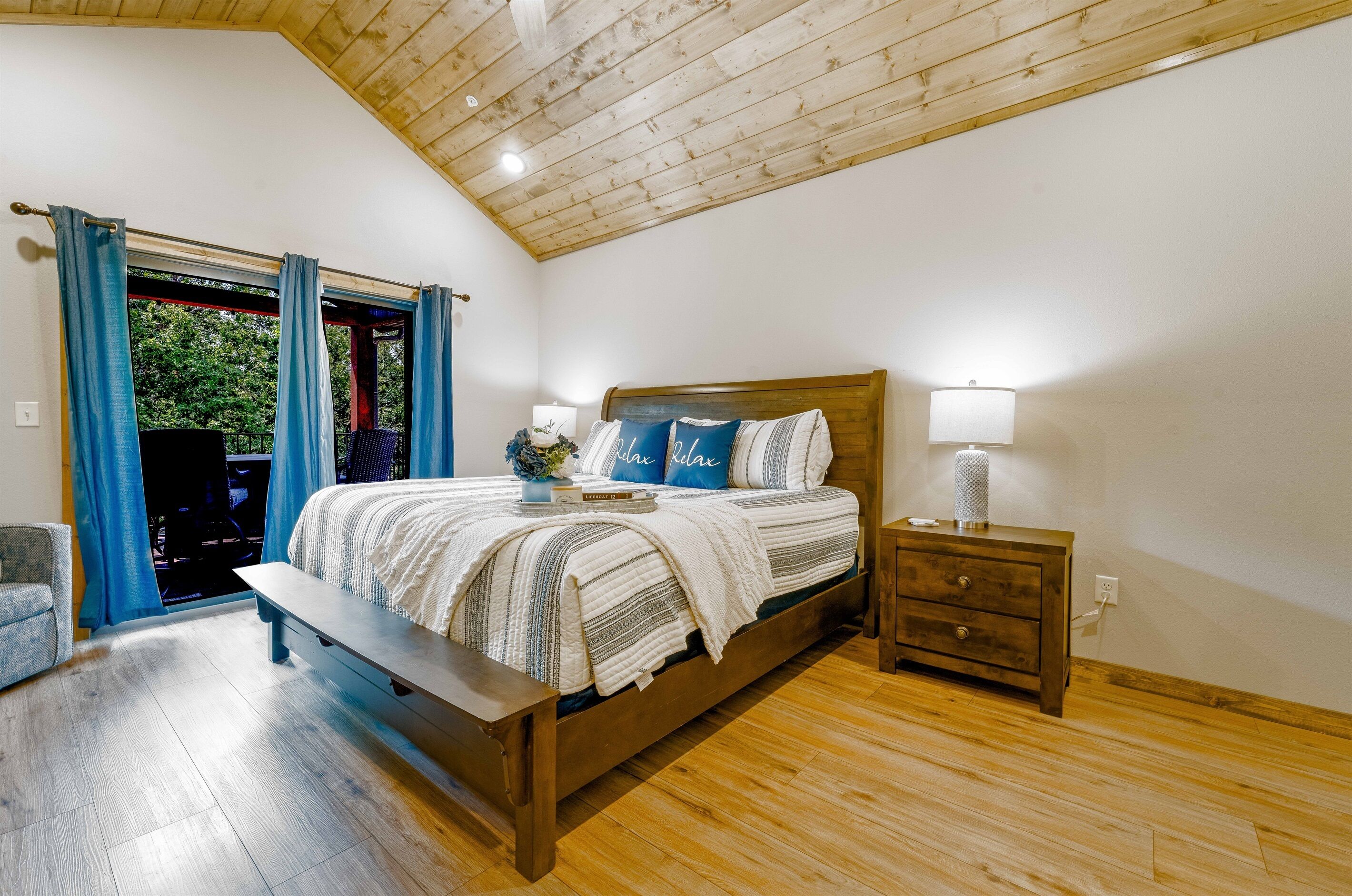 5 habitaciones, tabla de planchar con plancha y cuna de viaje 