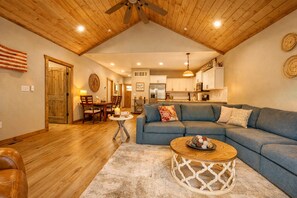 Smart TV, fireplace, books - 5br Lakeview home on Table Rock Lake with Hot Tub (Branson)